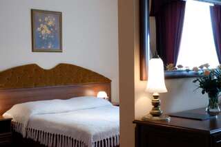 Отель Hotel AGAT Пётркув-Трыбунальский Двухместный номер Делюкс с 2 отдельными кроватями-1